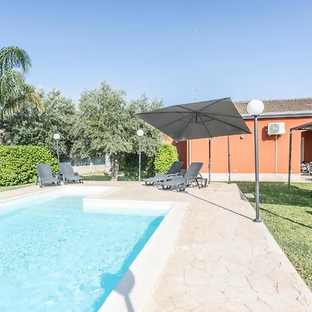 Semesterbostad Lucy *