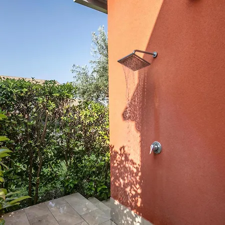 Semesterbostad Lucy *